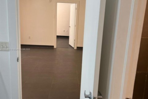 Condo in Miami Beach, Florida, 2 bedrooms  № 1978120 - photo 5