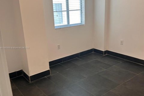 Condo in Miami Beach, Florida, 2 bedrooms  № 1978120 - photo 3