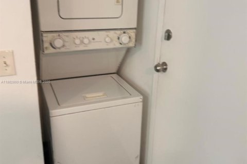 Condo in Miami Beach, Florida, 2 bedrooms  № 1978120 - photo 4