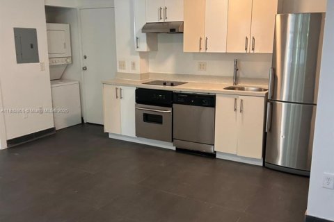 Condo in Miami Beach, Florida, 2 bedrooms  № 1978120 - photo 12