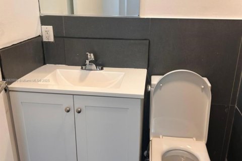 Condo in Miami Beach, Florida, 2 bedrooms  № 1978120 - photo 2