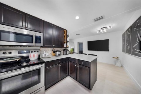 Commercial property in Miami, Florida 174.75 sq.m. № 1874395 - photo 25