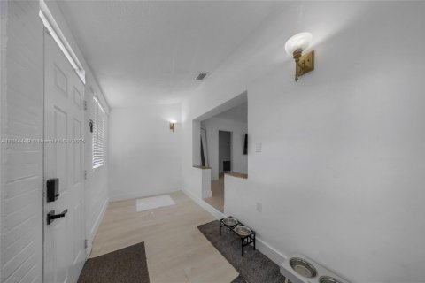 Commercial property in Miami, Florida 174.75 sq.m. № 1874395 - photo 27