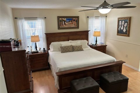 House in Miami, Florida 4 bedrooms, 232.63 sq.m. № 1874396 - photo 24