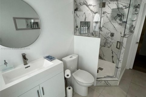 House in Miami, Florida 4 bedrooms, 232.63 sq.m. № 1874396 - photo 16