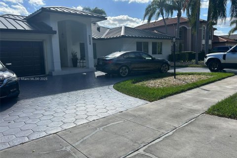 House in Miami, Florida 4 bedrooms, 232.63 sq.m. № 1874396 - photo 1