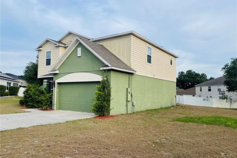 Casa en venta en Fruitland Park, Florida, 3 dormitorios, 208.29 m2 № 1732475 - foto 2
