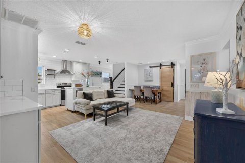House in Winter Park, Florida 4 bedrooms, 270.9 sq.m. № 2151816 - photo 6