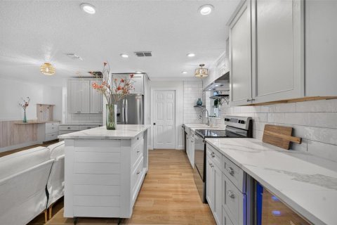 House in Winter Park, Florida 4 bedrooms, 270.9 sq.m. № 2151816 - photo 10