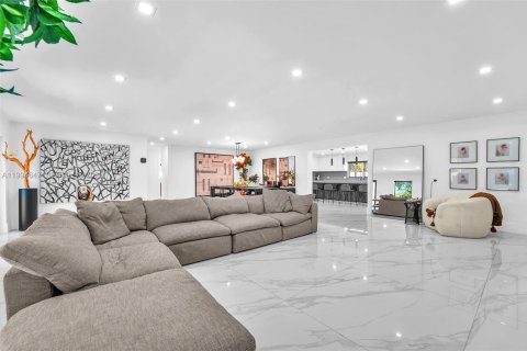 House in Palmetto Bay, Florida 5 bedrooms, 256.22 sq.m. № 2056323 - photo 4