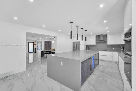 House in Palmetto Bay, Florida 5 bedrooms, 256.22 sq.m. № 2056323 - photo 8