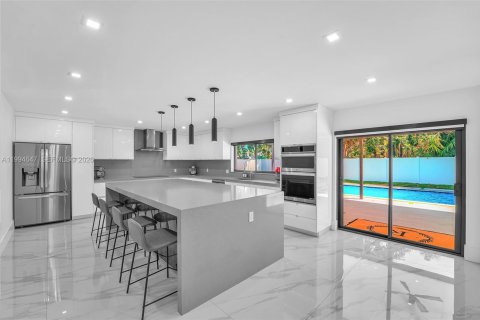 House in Palmetto Bay, Florida 5 bedrooms, 256.22 sq.m. № 2056323 - photo 7