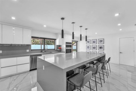 House in Palmetto Bay, Florida 5 bedrooms, 256.22 sq.m. № 2056323 - photo 9