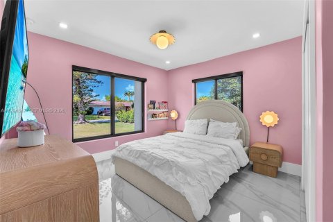House in Palmetto Bay, Florida 5 bedrooms, 256.22 sq.m. № 2056323 - photo 13