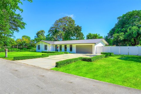 House in Palmetto Bay, Florida 5 bedrooms, 256.22 sq.m. № 2056323