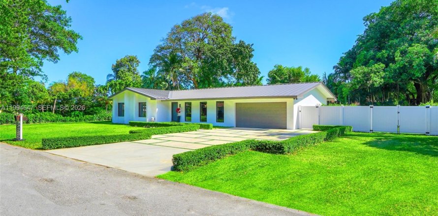 House in Palmetto Bay, Florida 5 bedrooms, 256.22 sq.m. № 2056323