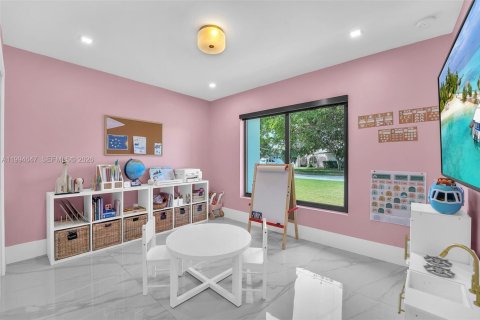 House in Palmetto Bay, Florida 5 bedrooms, 256.22 sq.m. № 2056323 - photo 12