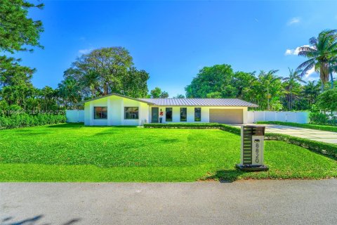 House in Palmetto Bay, Florida 5 bedrooms, 256.22 sq.m. № 2056323 - photo 2
