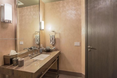 Condominio en venta en Bal Harbour, Florida, 3 dormitorios, 252.79 m2 № 1963119 - foto 19