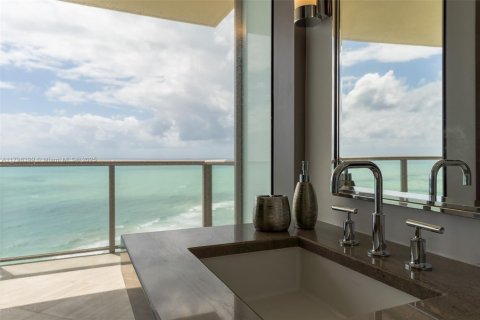 Condominio en venta en Bal Harbour, Florida, 3 dormitorios, 252.79 m2 № 1963119 - foto 23