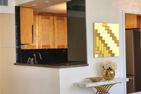 Condo in Hallandale Beach, Florida, 2 bedrooms  № 2043075 - photo 9