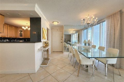 Condo in Hallandale Beach, Florida, 2 bedrooms  № 2043075 - photo 10