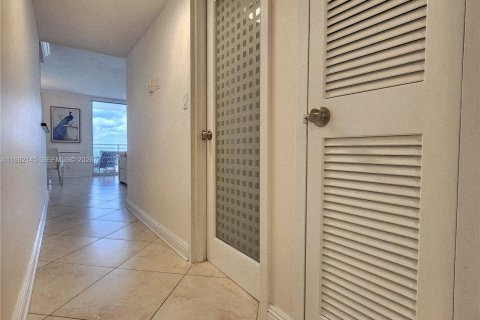Condo in Hallandale Beach, Florida, 2 bedrooms  № 2043075 - photo 20