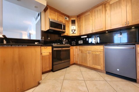 Condo in Hallandale Beach, Florida, 2 bedrooms  № 2043075 - photo 11