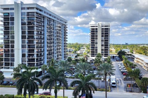 Condo in Hallandale Beach, Florida, 2 bedrooms  № 2043075 - photo 16