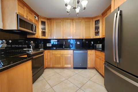Condo in Hallandale Beach, Florida, 2 bedrooms  № 2043075 - photo 12