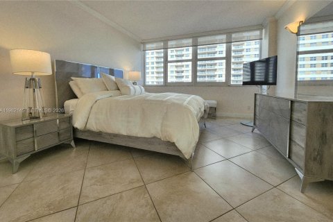Condo in Hallandale Beach, Florida, 2 bedrooms  № 2043075 - photo 27