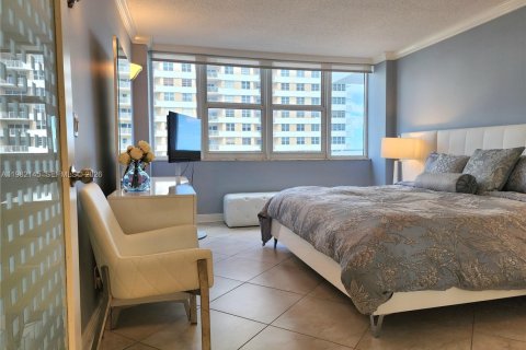 Condo in Hallandale Beach, Florida, 2 bedrooms  № 2043075 - photo 21