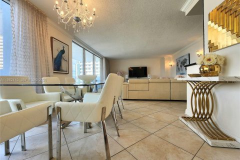 Condo in Hallandale Beach, Florida, 2 bedrooms  № 2043075 - photo 7