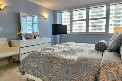 Condo in Hallandale Beach, Florida, 2 bedrooms  № 2043075 - photo 24