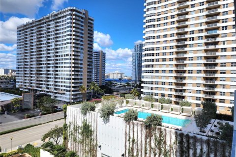 Condo in Hallandale Beach, Florida, 2 bedrooms  № 2043075 - photo 2