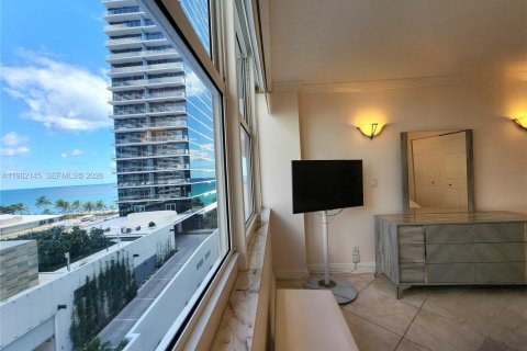 Condo in Hallandale Beach, Florida, 2 bedrooms  № 2043075 - photo 29