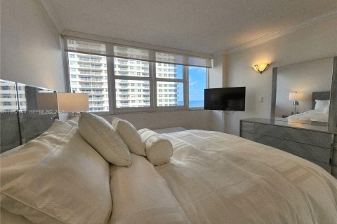 Condo in Hallandale Beach, Florida, 2 bedrooms  № 2043075 - photo 28