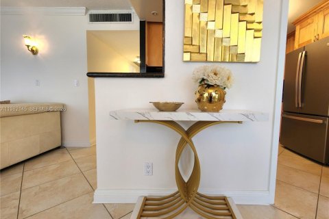 Condo in Hallandale Beach, Florida, 2 bedrooms  № 2043075 - photo 8