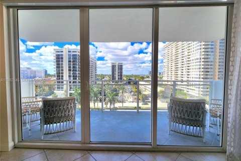 Condo in Hallandale Beach, Florida, 2 bedrooms  № 2043075 - photo 15