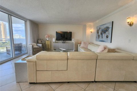 Condo in Hallandale Beach, Florida, 2 bedrooms  № 2043075 - photo 17