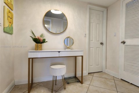 Condo in Hallandale Beach, Florida, 2 bedrooms  № 2043075 - photo 26