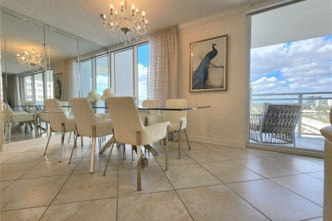 Condo in Hallandale Beach, Florida, 2 bedrooms  № 2043075 - photo 14