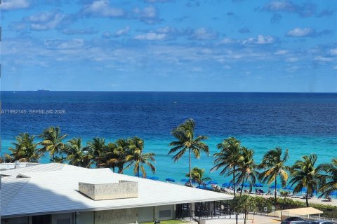 Condo in Hallandale Beach, Florida, 2 bedrooms  № 2043075 - photo 30