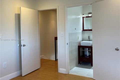 Снять в аренду виллу или дом в Майами, Флорида 2 спальни, 84.91м2, № 1990072 - фото 21