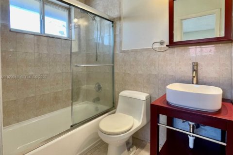 Снять в аренду виллу или дом в Майами, Флорида 2 спальни, 84.91м2, № 1990072 - фото 28