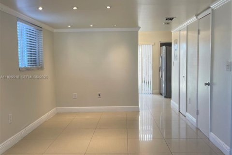 Снять в аренду виллу или дом в Майами, Флорида 2 спальни, 84.91м2, № 1990072 - фото 8