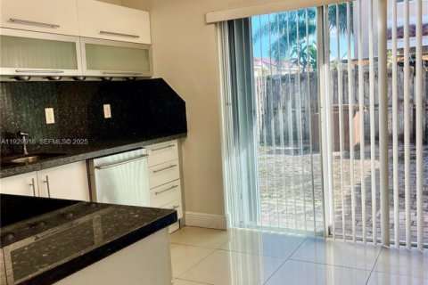 Снять в аренду виллу или дом в Майами, Флорида 2 спальни, 84.91м2, № 1990072 - фото 13