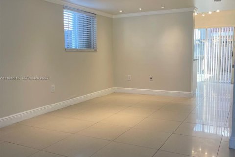 Снять в аренду виллу или дом в Майами, Флорида 2 спальни, 84.91м2, № 1990072 - фото 7