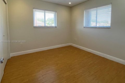 Снять в аренду виллу или дом в Майами, Флорида 2 спальни, 84.91м2, № 1990072 - фото 24