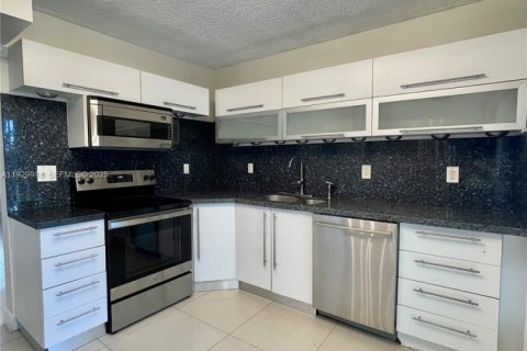 Снять в аренду виллу или дом в Майами, Флорида 2 спальни, 84.91м2, № 1990072 - фото 16